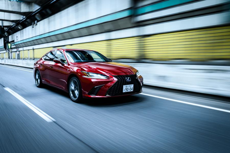  Lexus ES300h F-Sport 2018 года  (JP) (фото 10 из 22)
